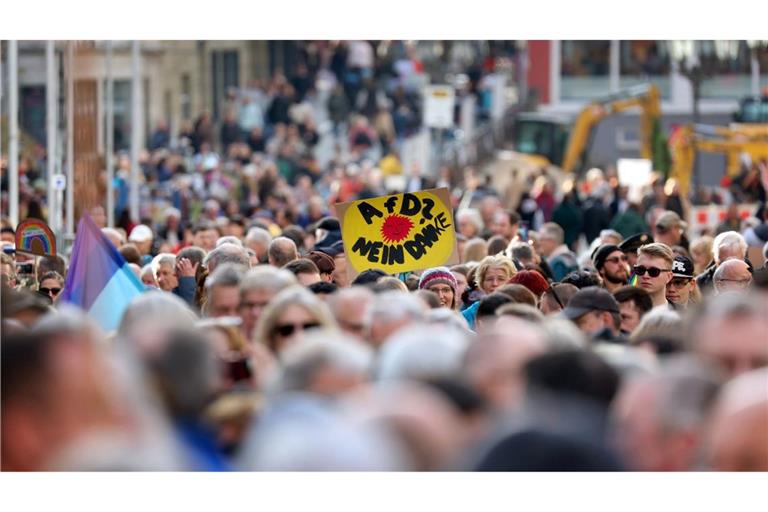 Die Proteste halten an: Bis zu 10.000 Menschen sind in Würzburg unter dem Motto "Vielfalt schützen! Gemeinsam gegen Diskriminierung, Rassismus und rechte Gewalt" auf die Straße gegangen.