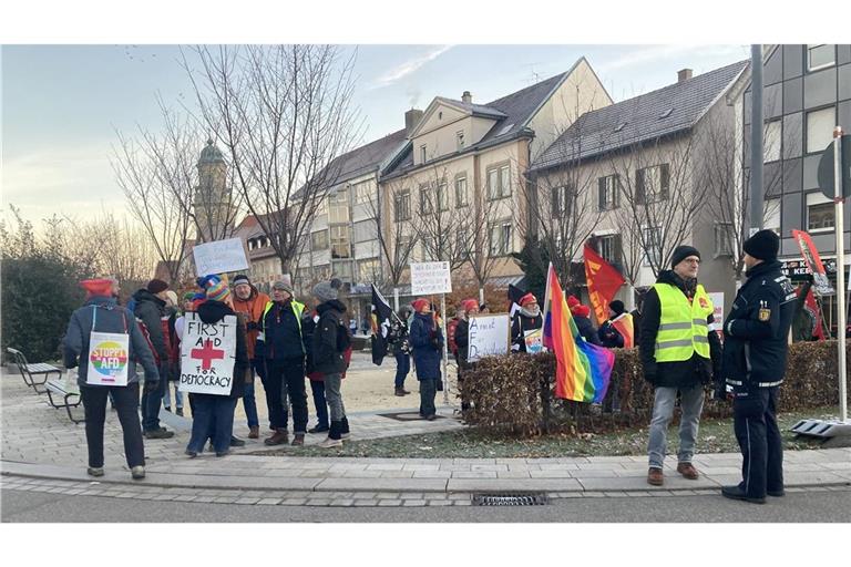 Die Proteste in Hechingen gegen den AfD-Landesparteitag starten.