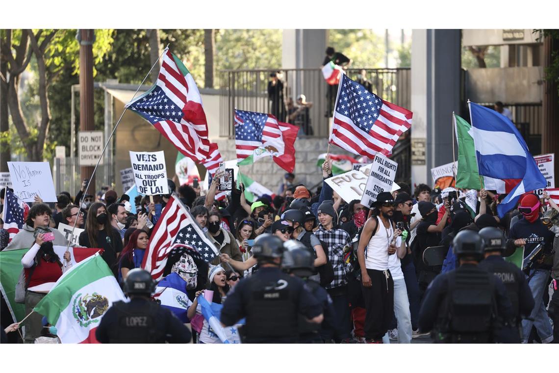 Zumeist friedliche Proteste in LA – und noch mehr Soldaten Die Proteste in Los Angeles halten an – bleiben jedoch friedlich.