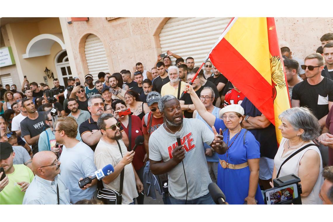 Polizei beendet rassistische Krawalle im Südosten Spaniens Die Protestler reisten mehrheitlich von außerhalb an.