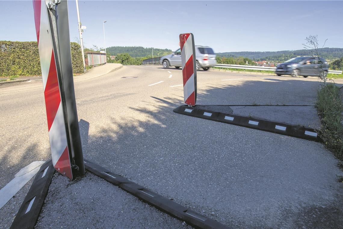 Die provisorische Fußgängerquerung am unteren Ende der Eschelhofstraße soll durch eine Einengung der Fahrbahn sicherer gestaltet werden. Im Zuge dessen sollen auch die Fahrbahnmarkierungen erneuert werden. Weitere Maßnahmen zur Verkehrsberuhigung sind nicht geplant. Foto: A. Becher