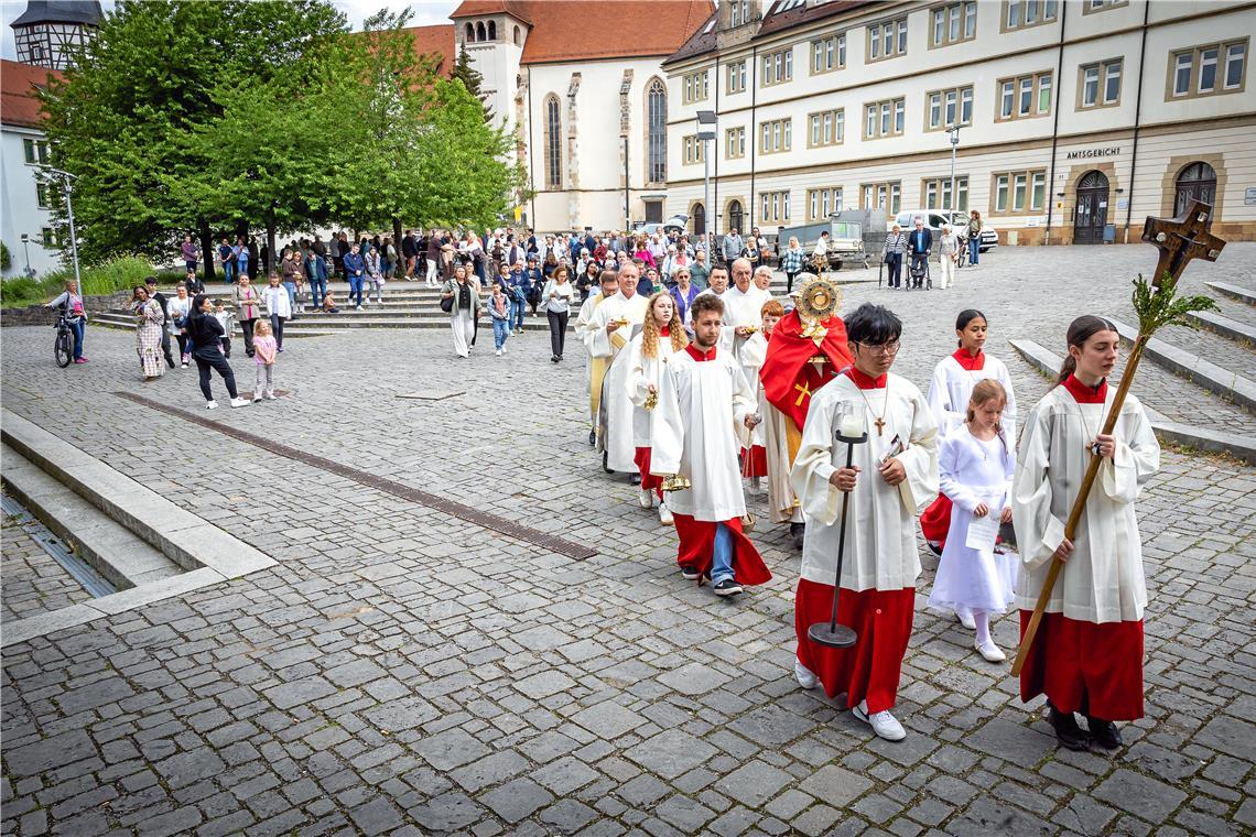Die Prozession führte vom Stiftshof nach St. Johannes. Foto: Alexander Becher