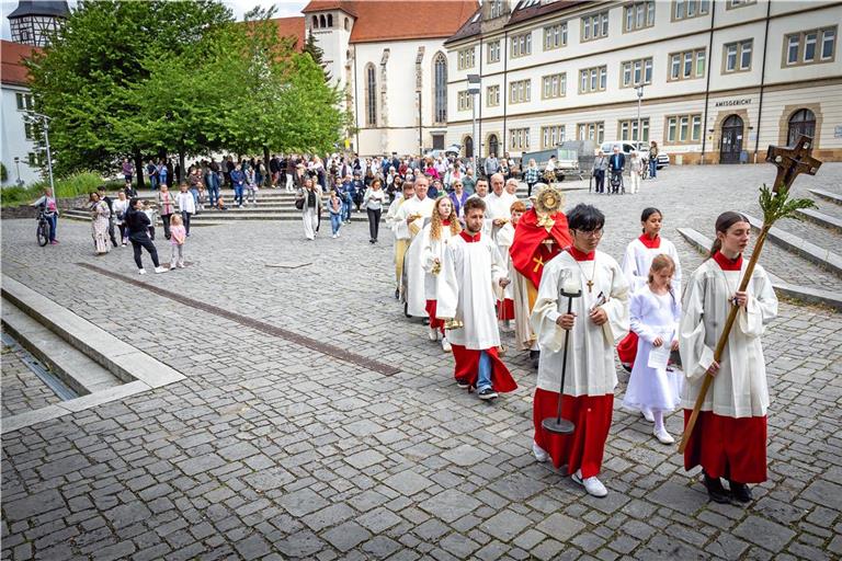 Die Prozession führte vom Stiftshof nach St. Johannes. Foto: Alexander Becher