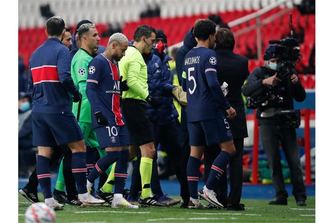 Die PSG-Profis verlassen demonstrativ den Platz. Foto: Francois Mori/AP/dpa