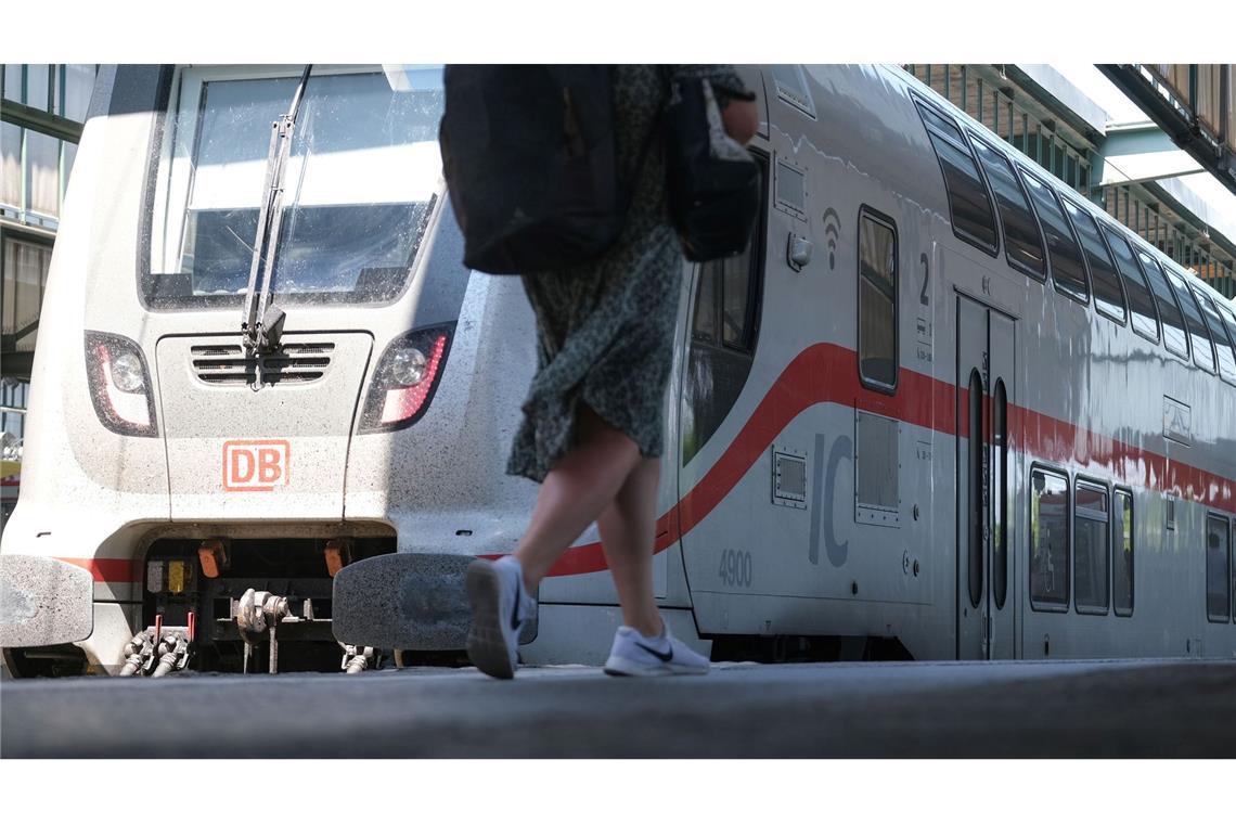 Die Pünktlichkeit im Fernverkehr hat sich in den ersten sechs Monaten kaum verbessert, auch bei der Auslastung von ICE- und IC-Zügen hinkt die Bahn ihren Zielen hinterher. (Archivbild)