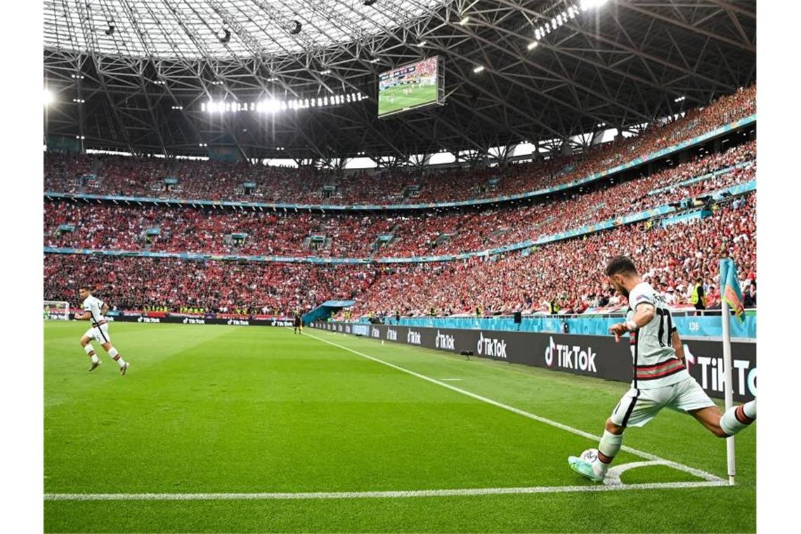 Portugal besiegt Ungarn mit einem „teuflischen Schlussakt“ Die Puskás Arena in Budapest war voll. Foto: Robert Michael/dpa-Zentralbild/dpa