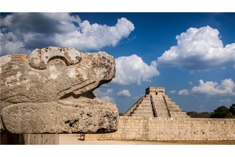 Die Pyramide des Kukulcán (Kukulcán: Maya-Wort für Quetzalcoatl), von den spanischen Eroberern auch El Castillo (Burg, Festung) genannt, ist eine Tempelpyramide in der Ruinenstadt Chichén Itzá im Norden der Halbinsel Yucatán.
