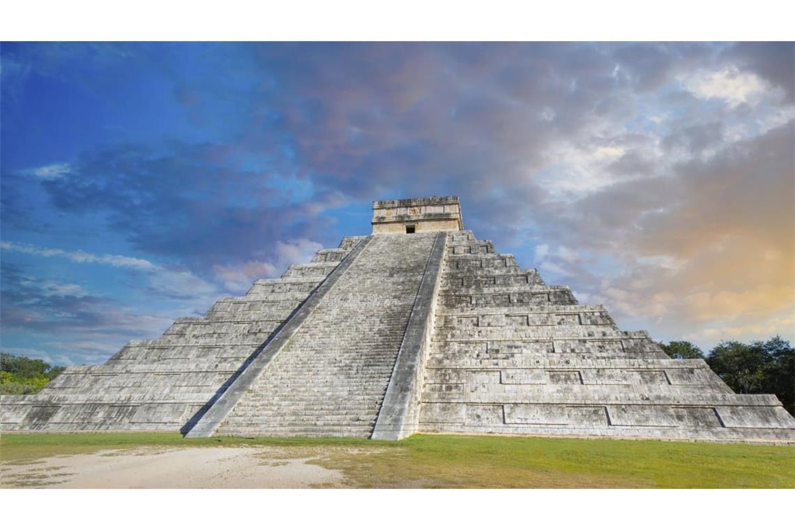 Die Pyramide ist circa 30 Meter hoch, hat eine Grundkantenlänge von 55 Metern und erhebt sich in neun Pyramidenstufen. Die Treppen an allen vier Seiten umfassen 365 Stufen.