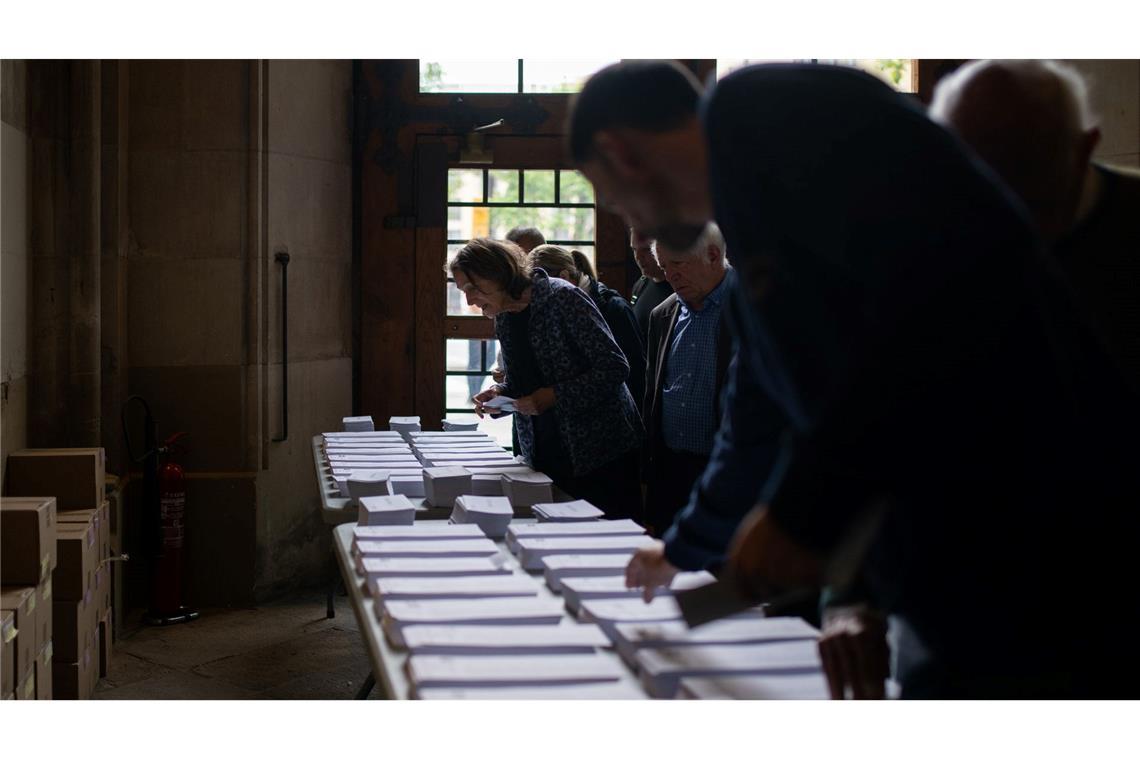 Die Qual der Wahl: Menschen machen an der Universitat de Barcelona von ihrem Stimmrecht Gebrauch. Fast sechs Millionen Katalanen sind an die Urnen gerufen worden, um ihren Präsidenten für die nächsten vier Jahre zu bestimmen.