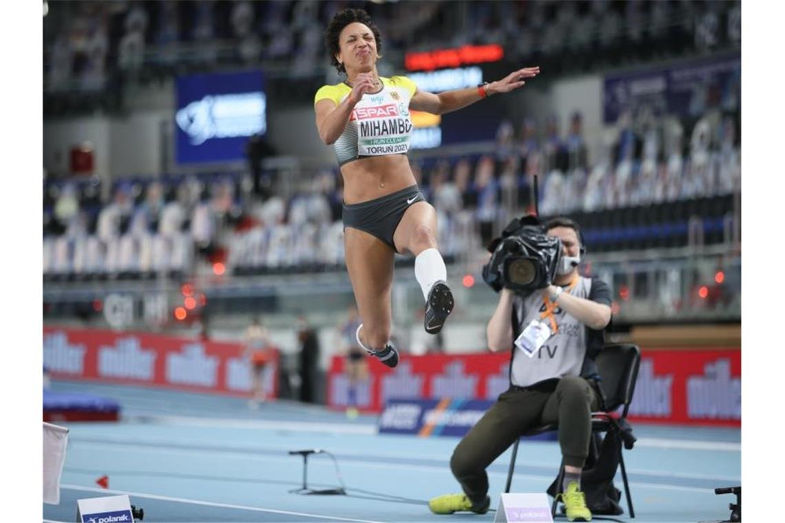 „Stolz, dankbar, glücklich“: Schwanitz holt Kugel-Bronze Die Qualifikation war für Malaika Mihambo eine Zitterpartie. Foto: Leszek Szymanski/PAP/dpa