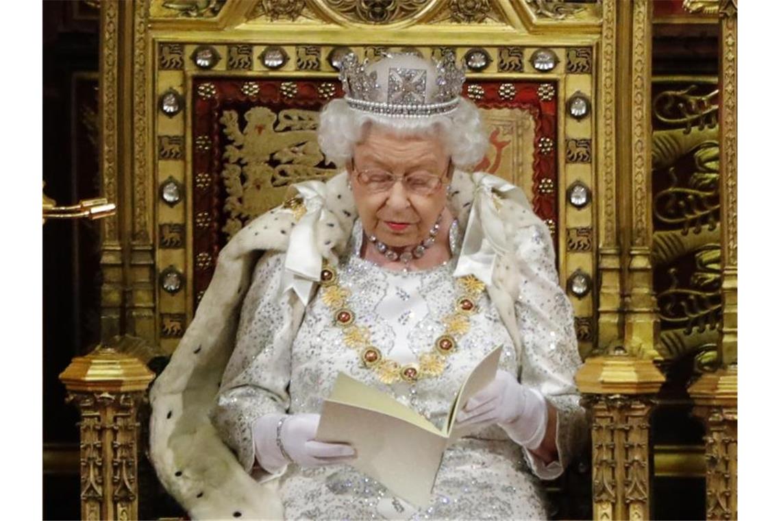 Queen verliest Johnsons Regierungserklärung Die Queen wirkte ernst, als sie die Regierungserklärung von Premierminister Boris Johnson vor den Parlamentariern beider Kammern im Oberhaus verlas. Foto: Tolga Akmen/Press Association/dpa