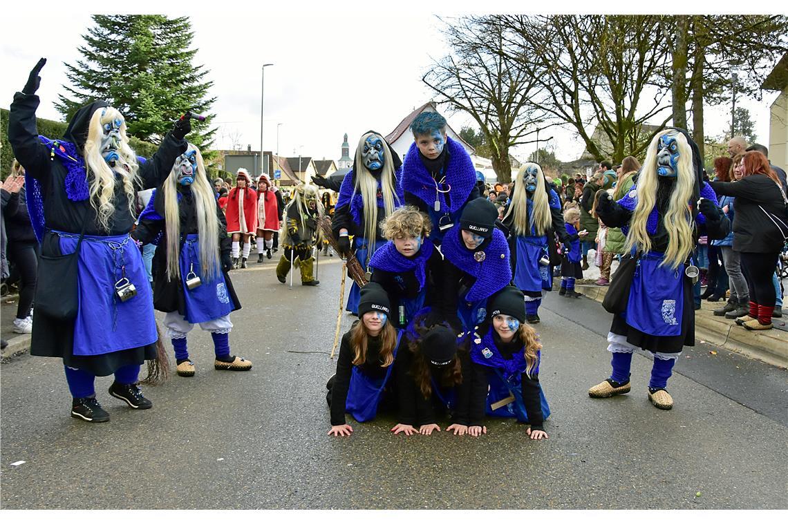 Die Quella-Hexa aus Rietenau machen eine Kids-Pyramide. Faschingsumzug in Althüt...
