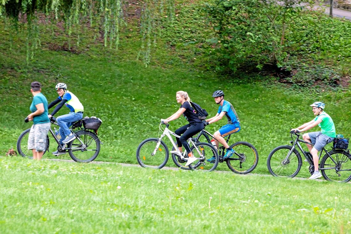 Inklusive Abenteuer plus Filmdreh Die Radfahrer treffen am Ende ihrer Tour von Backnang über Oppenweiler und Sulzbach an der Murr im Murrhardter Stadtgarten ein. Fotos: A. Becher