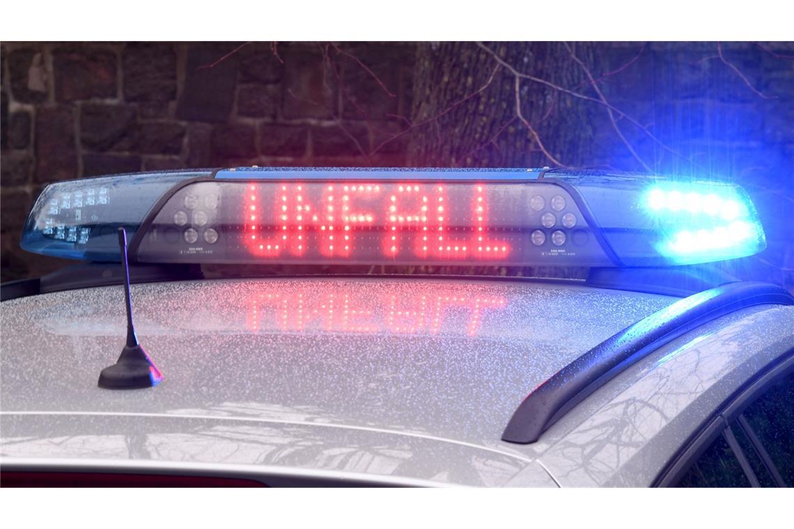 Radfahrerin stirbt nach Kollision mit Auto Die Radfahrerin starb noch an der Unfallstelle an ihren schweren Verletzungen. (Symbolbild)