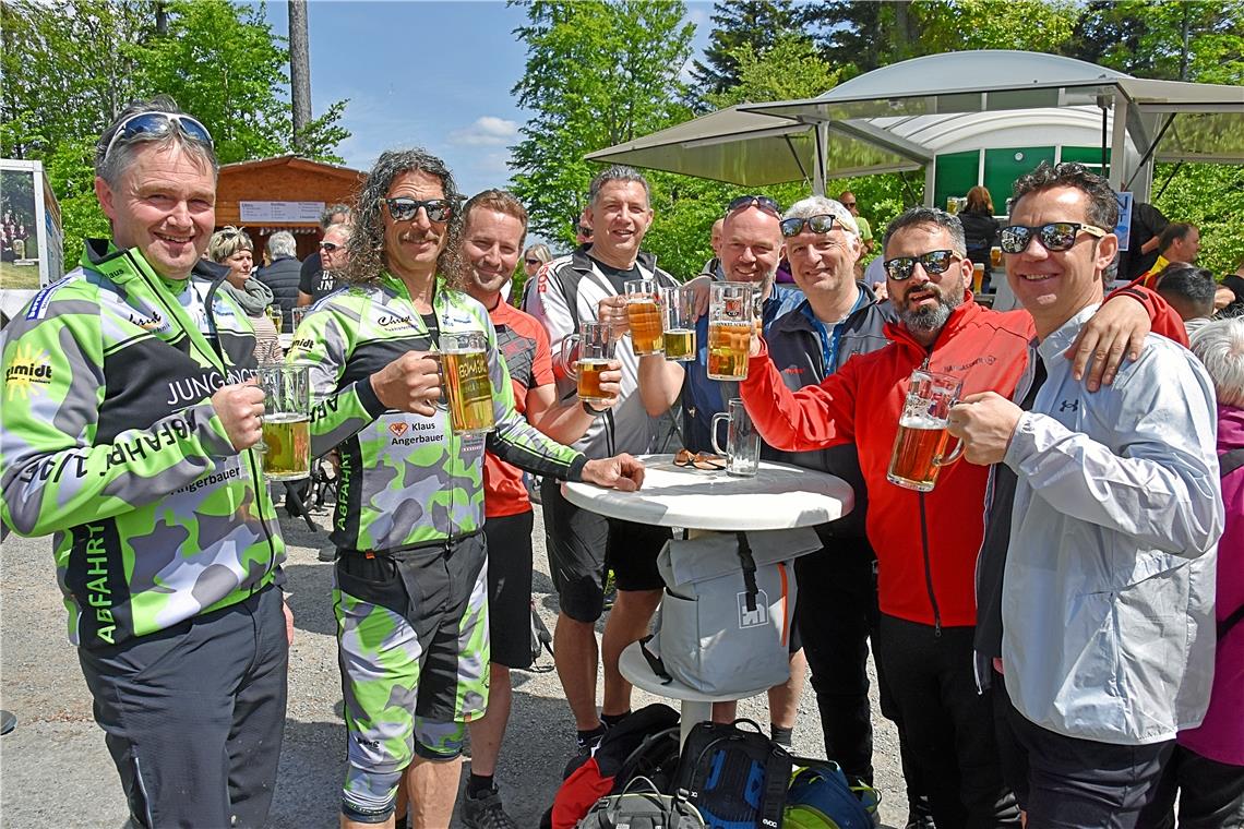 Die Radlerfreunde "Abfahrt  1/4 ELF" Klaus und Nico (links) genießen mit Freunde...