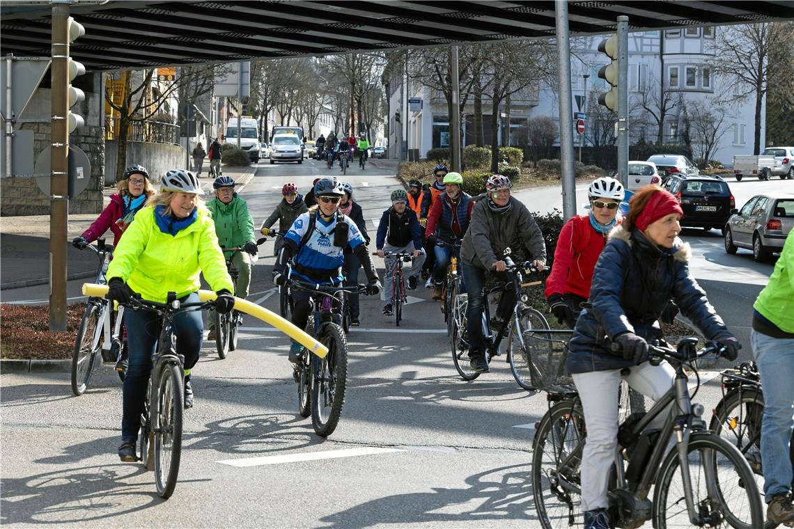 Fahrradfahrer fordern mehr Sicherheit Die Radlerinnen und Radler waren am Samstag im Pulk durch die Innenstadt unterwegs, geschützt von der Polizei, um auf ihre Ziele aufmerksam zu machen. Fotos: A. Becher