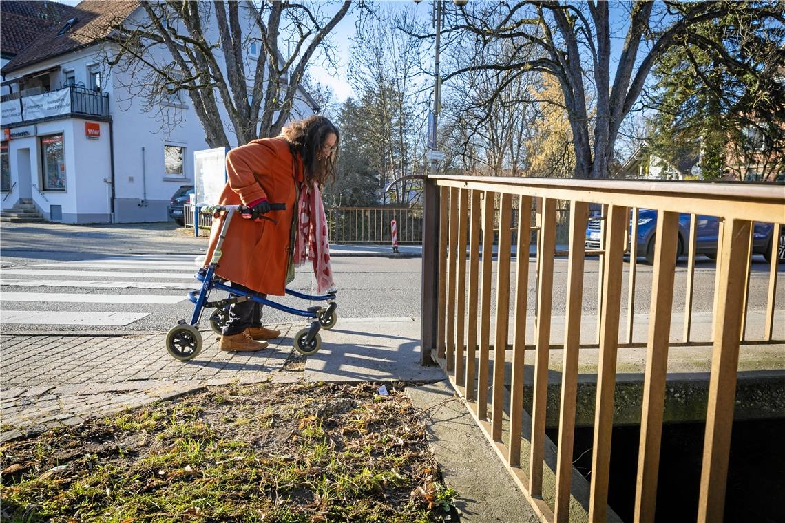 Test mit dem Rollator: Eine kleine Rille, ein großes Hindernis Die Räder von Elke Tiglis Rollator bleiben in einer unscheinbaren Rille hängen. Es kostet die Murrhardterin viel Kraft, ihre Gehhilfe darüber hinwegzuheben. Tigli testet in Unterweissach die Barrierefreiheit der Gehwege. Foto: Alexander Becher