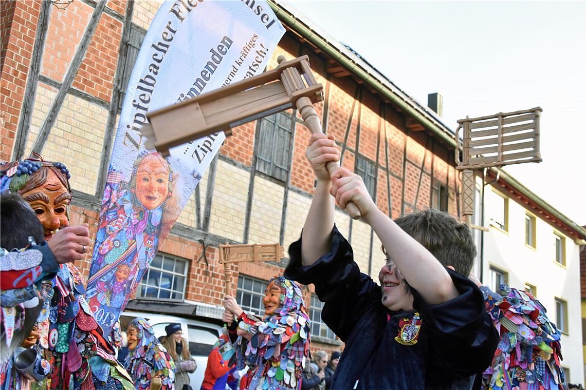 Die Rätschen der Winnender Zunft machen ziemlich Radau. 66-Jahre Faschingsverein...