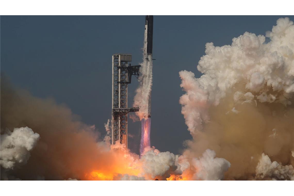Die Rakete "Starship" von SpaceX startet zu einem Testflug von der Starbase in Texas.