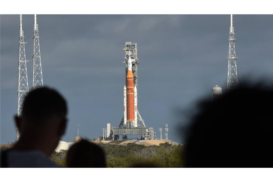 Die Rakete steht am Cape Canaveral bereit.