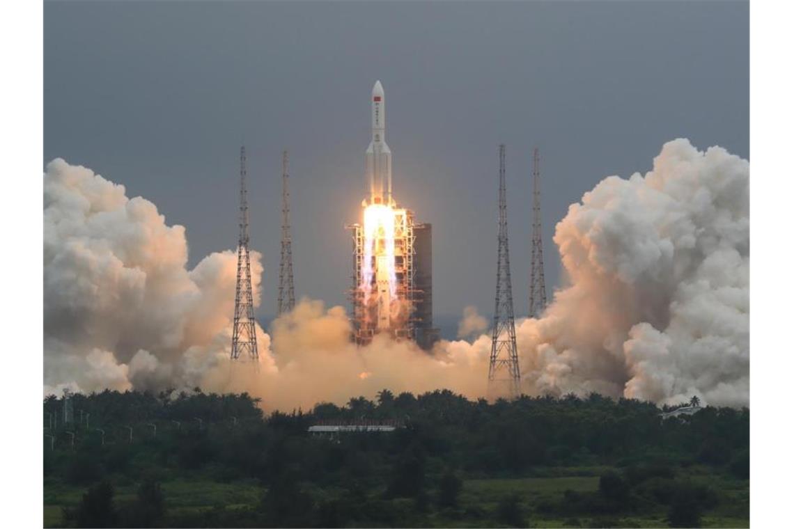 Trümmer chinesischer Rakete in Indischen Ozean gestürzt Die Rakete vom Typ „Langer Marsch 5B“ hatte am 29. April das 22 Tonnen schwere Modul „Tianhe“ (Himmlische Harmonie) ins All gebracht, das den Hauptteil der chinesischen Raumstation bilden soll. Foto: Ju Zhenhua/Xinhua via AP/dpa