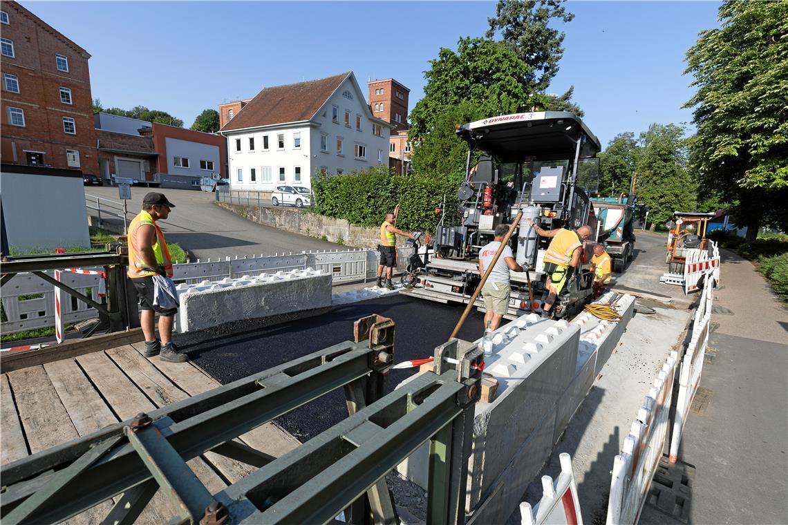 Weißachbrücke in Backnang ab Sonntag wieder offen Die Rampen führen von der bisherigen Fahrbahn auf die etwa 90 Zentimeter hohe Brücke. Jetzt sind sie fertig gebaut. Foto: Alexander Becher