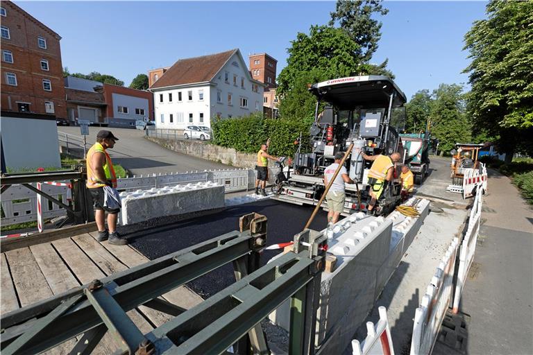 Die Rampen führen von der bisherigen Fahrbahn auf die etwa 90 Zentimeter hohe Brücke. Jetzt sind sie fertig gebaut. Foto: Alexander Becher