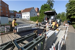 Die Rampen führen von der bisherigen Fahrbahn auf die etwa 90 Zentimeter hohe Brücke. Jetzt sind sie fertig gebaut. Foto: Alexander Becher