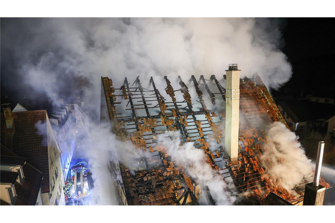 Fachwerkhaus in Vollbrand - “Löscharbeiten bis in die Nacht“ Die Rauchsäule ist weithin sichtbar, die Löscharbeiten in der Riedlinger Altstadt dauern bis in die Nacht hinein.