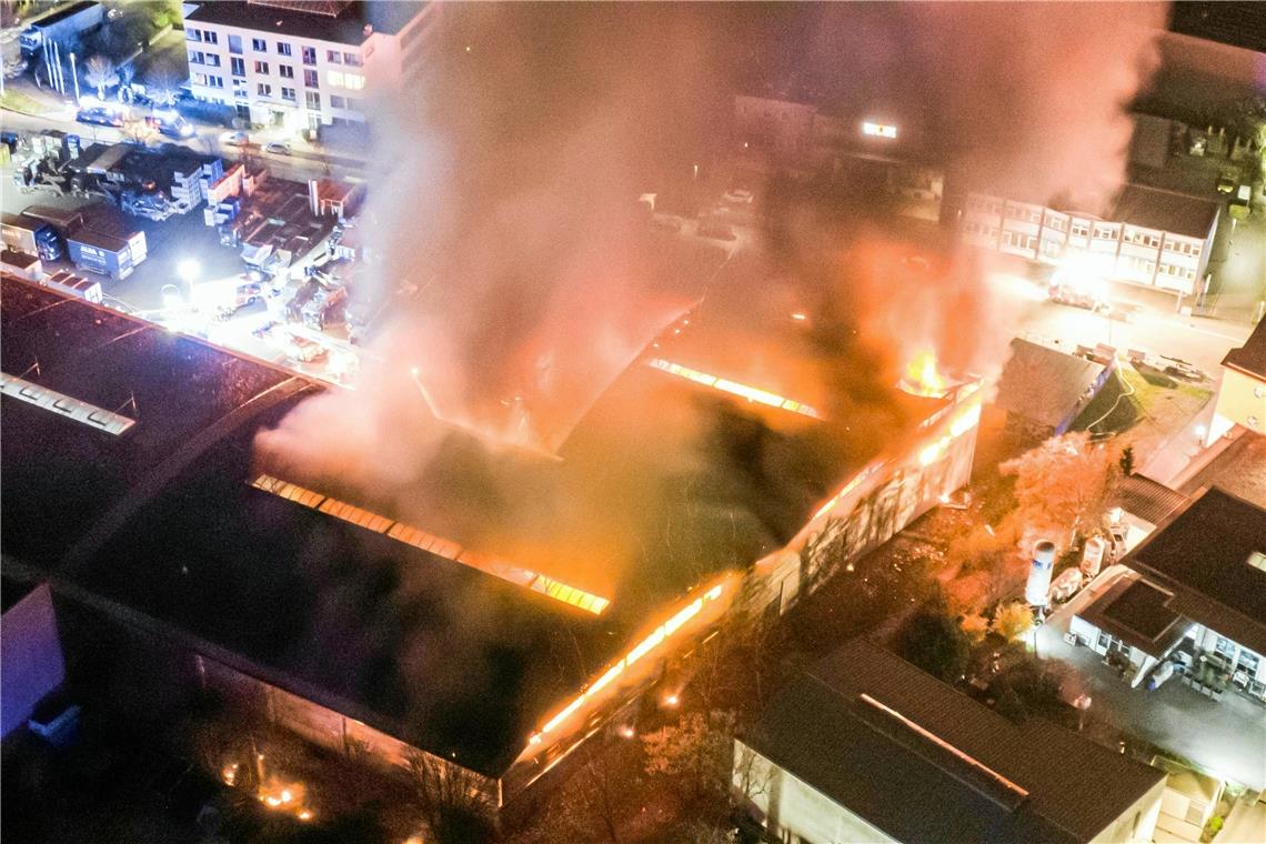Großbrand einer Lagerhalle in Waiblingen Die Rauchsäule war on weitem sichtbar. Fotos: 7aktuell.de/Simon Adomat