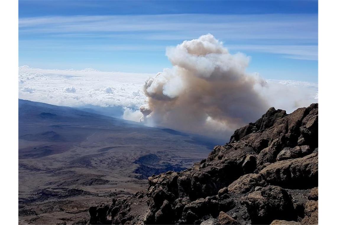 Die Rauchwolke des Brandes im Kilimandscharo-Massiv. Foto: Karin Pluberg/dpa