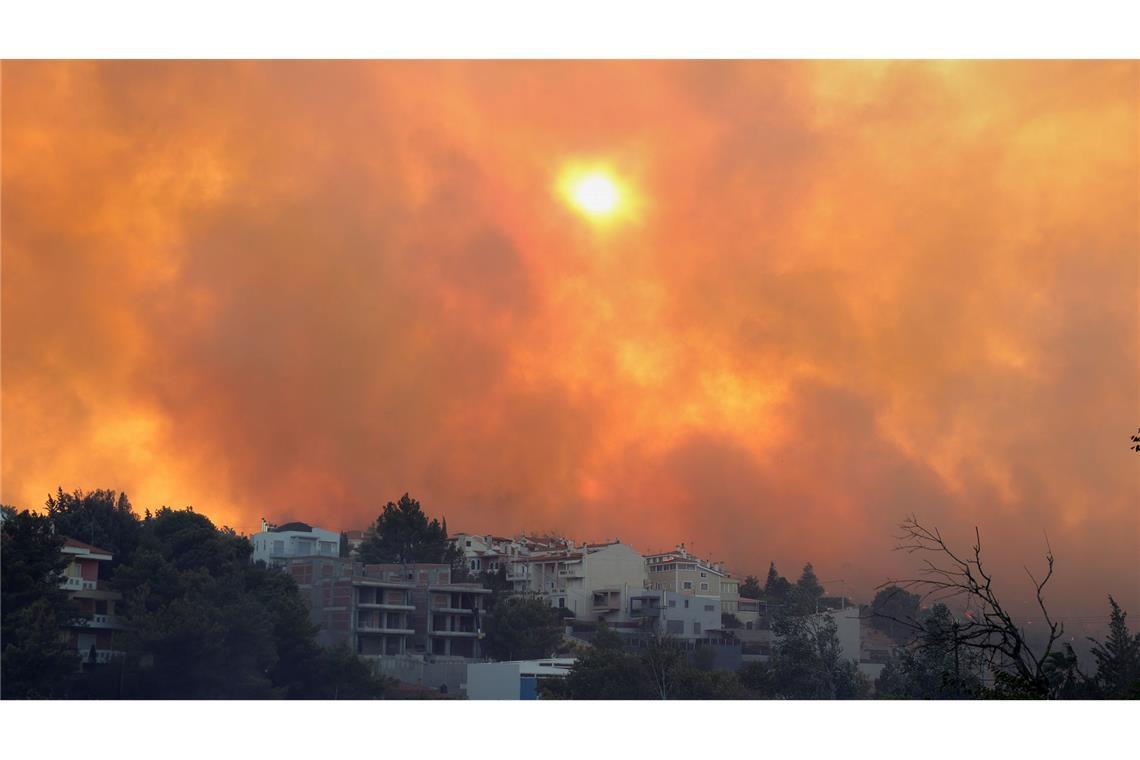 Feuer nahe Athen - Häuser in Flammen Die Rauchwolken des Brandes ziehen auch über die rund 25 Kilometer entfernte Hauptstadt Athen