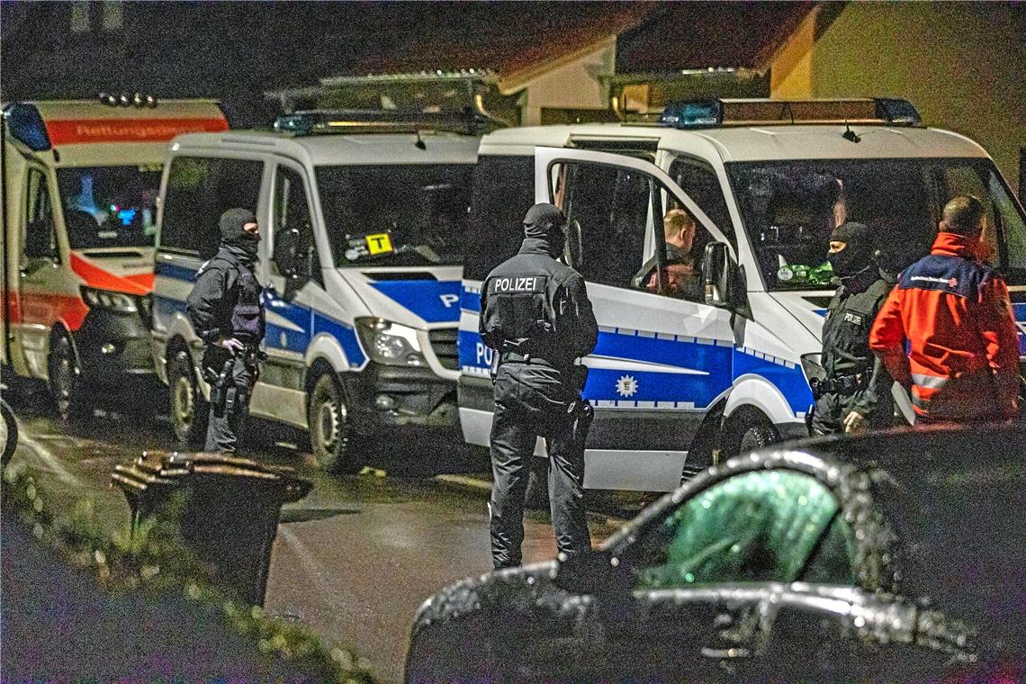 Die Razzia in Sachsenweiler, bei der die Polizei Waffen und militärische Fahrzeuge fand und abtransportieren ließ, rief nun das Bündnis“Zusammen gegen Rechts Rems-Murr“ auf den Plan.Foto: 7aktuell.de/ Adomat