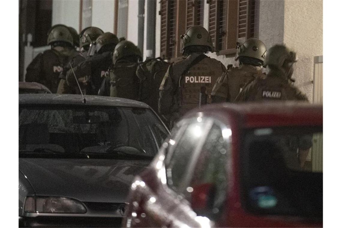 Razzia im Rockermilieu: Scheinfirmen und gekaufte Rechnungen Die Razzien begannen in den frühen Morgenstunden. Foto: Boris Roessler/dpa