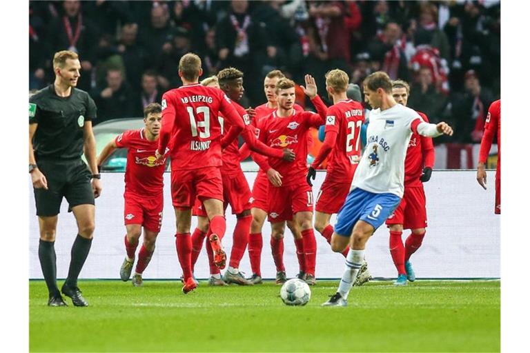 Die RB-Profis jubelten am Tag der 30-jährigen Mauerfall-Jubiläums über drei Punkte in Berlin. Foto: Andreas Gora/dpa