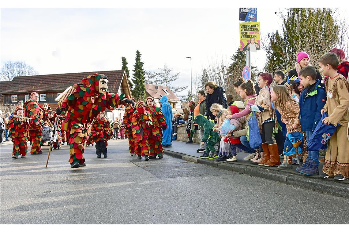 Die Rechaspitzer beginnen beim Heimspiel den Faschingsumzug in Althütte. SK