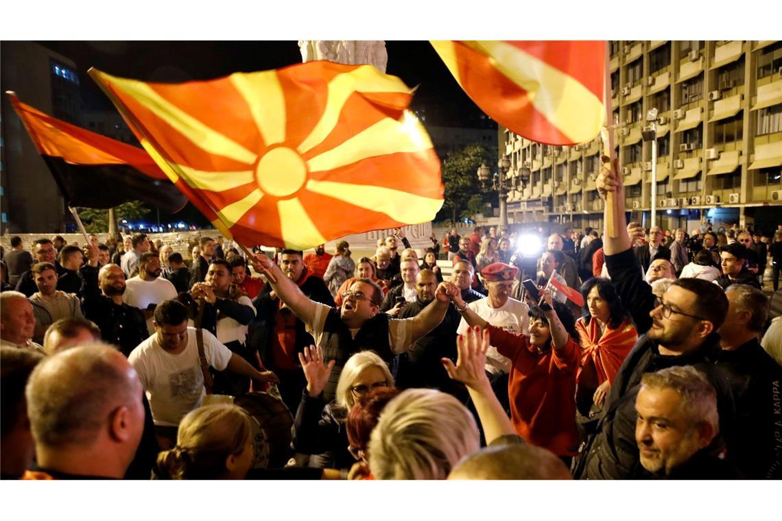 Die rechte Opposition hat die Parlaments- und Präsidentschaftswahlen in Nordmazedonien klar gewonnen. In den Straßen der Hauptstadt Skopje feierten die Anhänger bis tief in die Nacht.