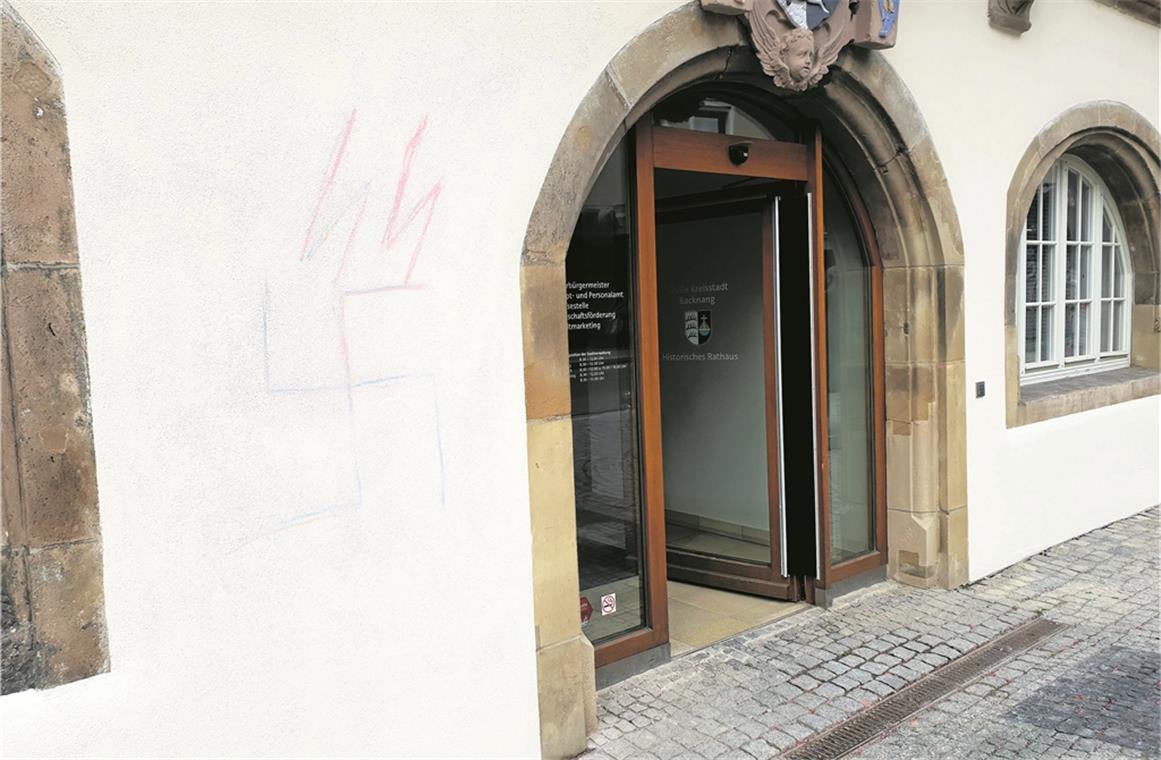 Die rechten Kreideschmierereien waren gestern nur kurz am Rathaus zu sehen. Foto: F. Muhl