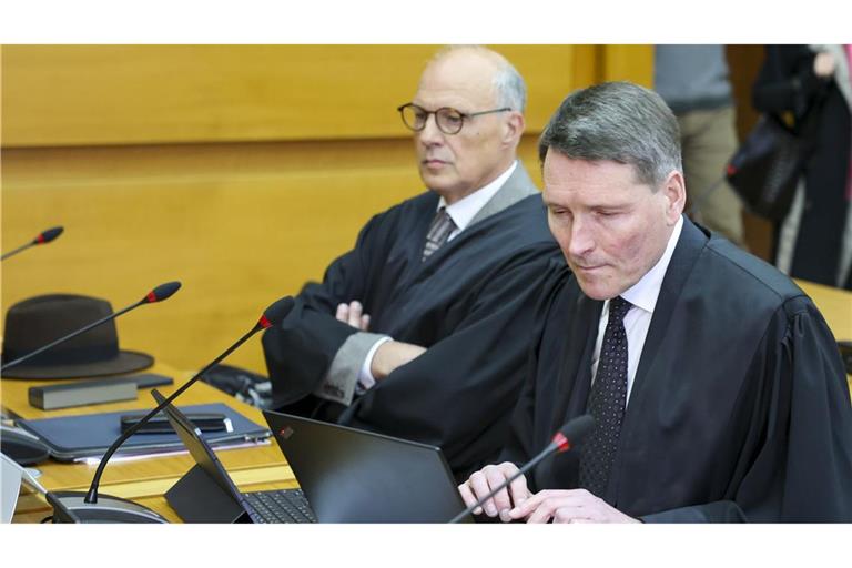Die Rechtsanwälte Ralph Heiermann (r) und Michael Nagel sitzen als Vertreter des Klägers vor der Verhandlung des 2. Senats des Bundesverwaltungsgerichts im Gerichtssaal.