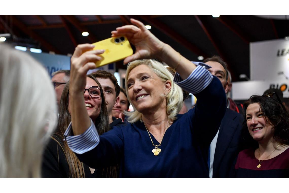 Europas steter Weg nach rechts Die rechtspopulistische Politikerin Marine Le Pen hat große Chancen, nächste Präsidentin von Frankreich zu werden. Das würde auch die EU vor große Herausforderungen stellen.