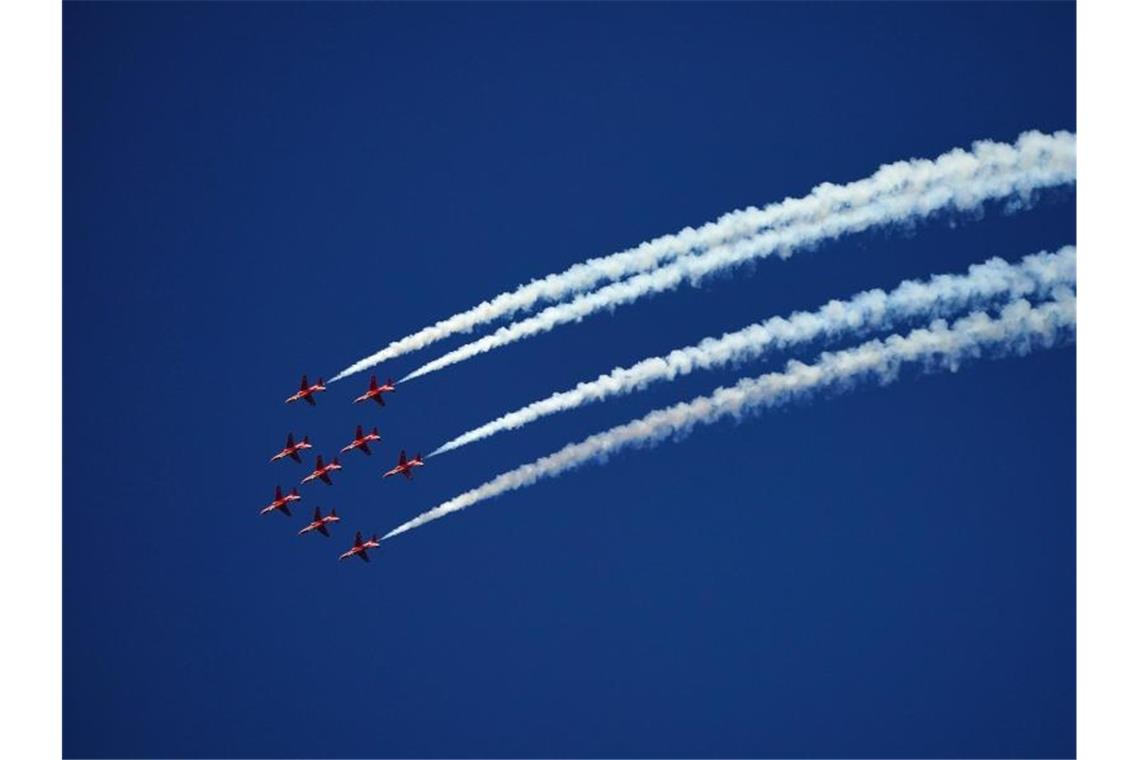 G7 einigt sich auf Impfversprechen und harten China-Kurs Die Red Arrows, ein Kunstflugteam der britischen Luftwaffe, fliegen über St Ives Head während des G7-Gipfels. Am letzten Tag beschäftigen sich die Staats- und Regierungschefs hauptsächlich mit dem Thema Klimawandel. Foto: Aaron Chown/PA Wire/dpa