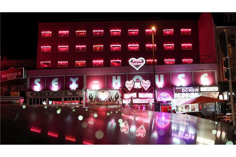 Die Reeperbahn bei Nacht zu erkunden, gehört für viele zu einem Hamburg-Besuch dazu.
