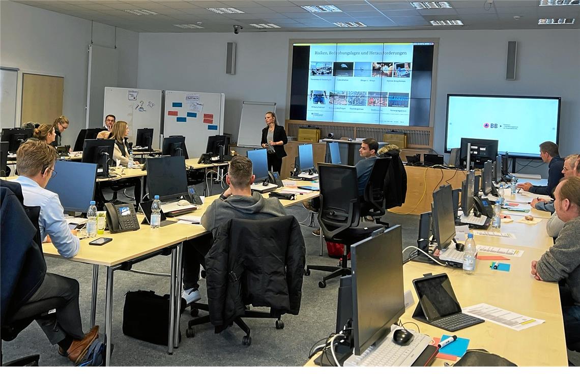 Der Krisenstab vom Rems-Murr-Kreis bereitet sich auf den Ernstfall vor Die Referentin Tatjana Zapp-Regh erklärt im Seminar im Ahrtal, was im Katastrophenfall zu tun ist. Foto: Landratsamt Rems-Murr-Kreis