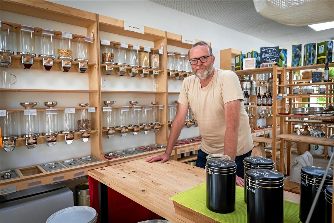 Unverpacktladen in Backnang schließt Die Regale und Lebensmittelspender in Stefan Krämers Unverpacktladen leeren sich zusehends. Foto: Alexander Becher