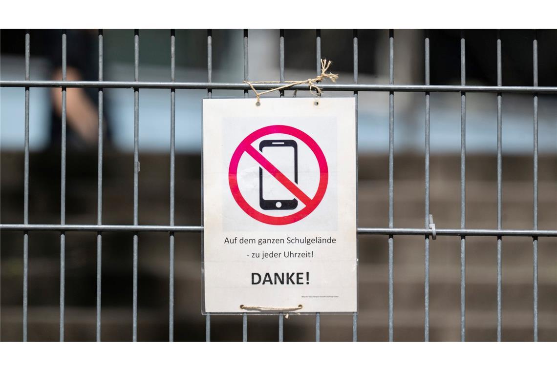 Smartphone in der Schule - was dafür und was dagegen spricht Die Regeln sind unterschiedlich: Manche Schulen haben Handys komplett verbannt, andere sind weniger streng. Ob es flächendeckende Regeln gibt, entscheiden die Bundesländer selbst. (Symbolbild)