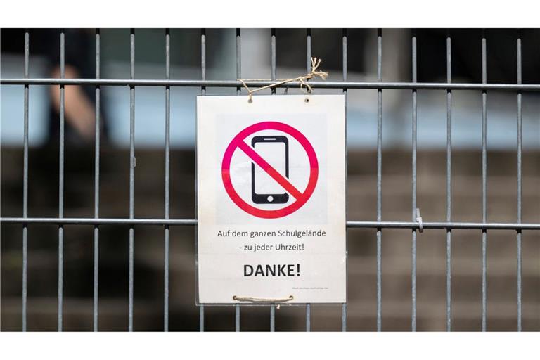 Die Regeln sind unterschiedlich: Manche Schulen haben Handys komplett verbannt, andere sind weniger streng. Ob es flächendeckende Regeln gibt, entscheiden die Bundesländer selbst. (Symbolbild)