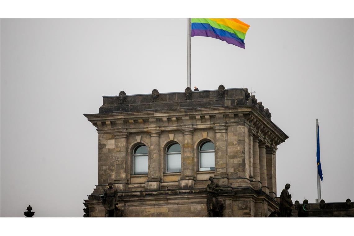 Die Regenbogenfahne auf dem Reichstag ist 2025 ein Zankapfel. (Archivbild)