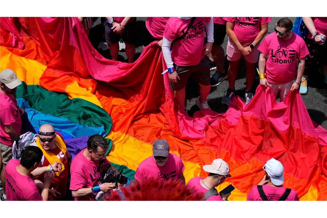 Tausende feiern bei Pride-Parade in Washington Die Regenbogenflagge ist ein Symbol der Vielfalt der LGBTQI+-Gemeinschaft.