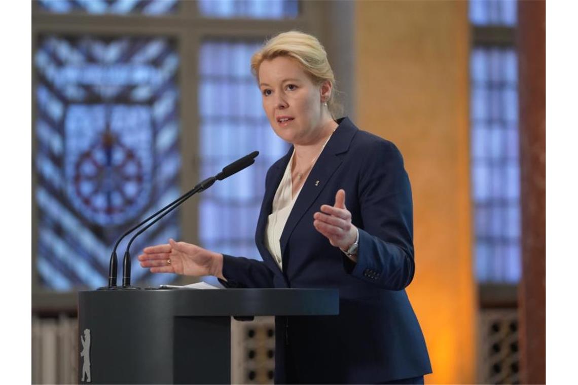 Berlin und Hamburg lassen weiter Zuschauer zu Die Regierende Bürgermeisterin von Berlin, Franziska Giffey (SPD), spricht bei einer Pressekonferenz nach einer Senatssitzung. Foto: Jörg Carstensen/dpa