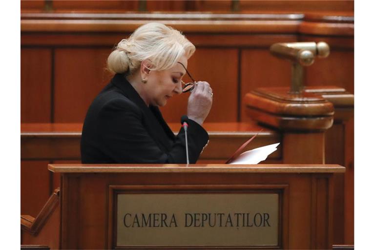 Die Regierung der rumänischen Ministerpräsidentin Viorica Dancila ist abgewählt worden. Foto: Vadim Ghirda/AP/dpa